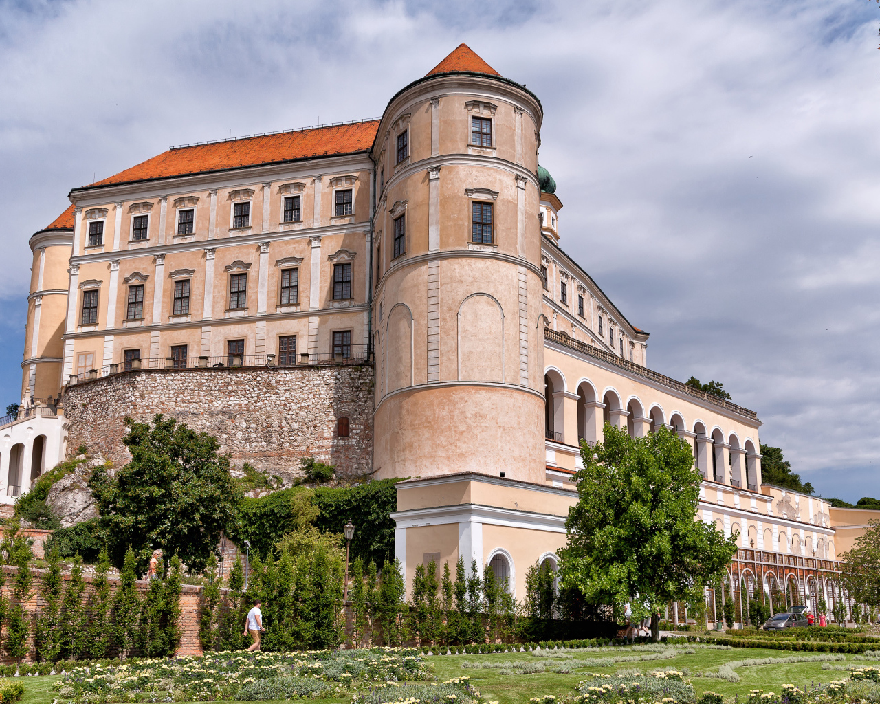 Красивый замок Дитрихштейнов, Микулов. Чехия