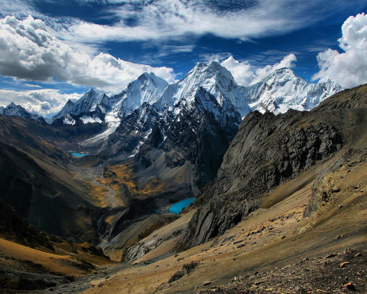 Горы Анды на фоне красивого неба, Чили 