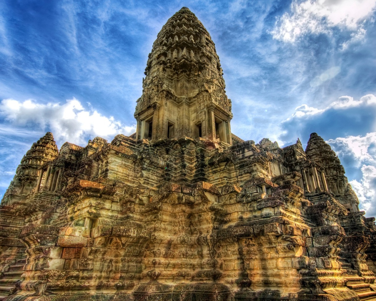 Ангкор Ват в Камбоджу на фоне голубого неба 