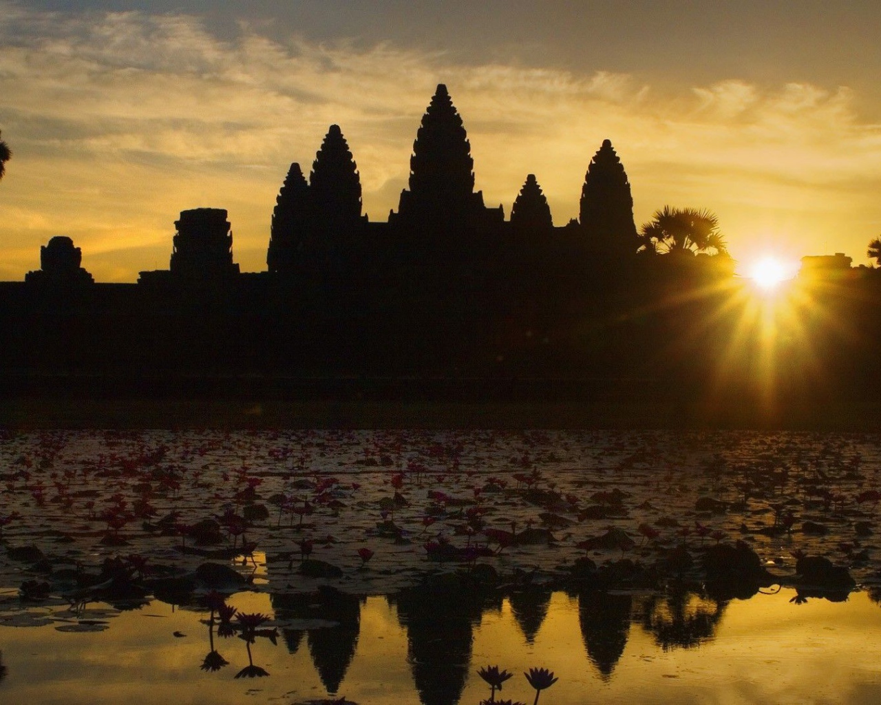 Ангкор Ват в лучах солнца на закате 