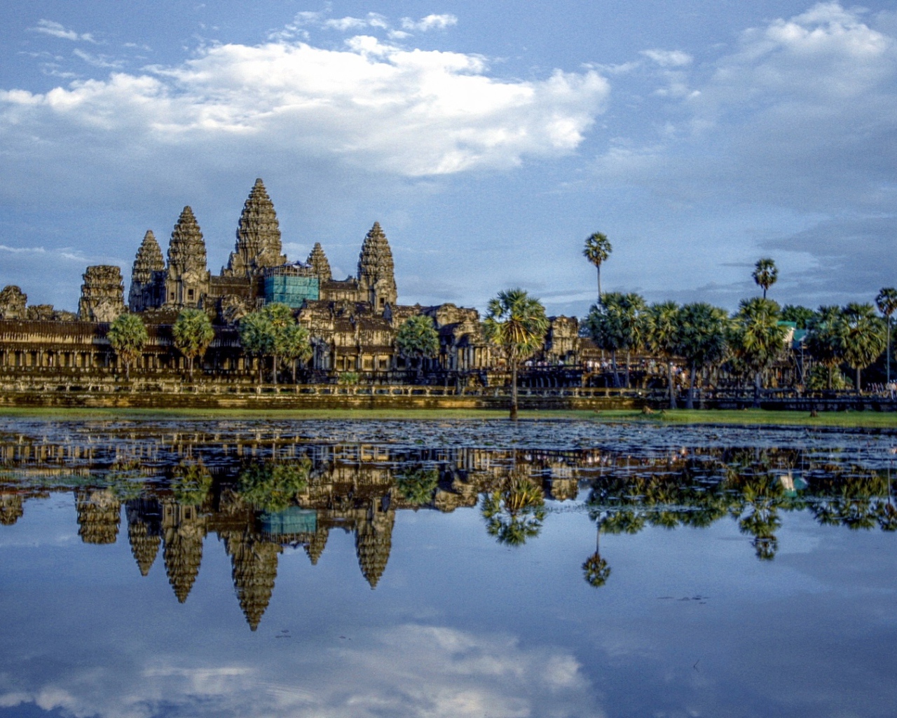Ангкор Ват отражается в пруду лотосов 