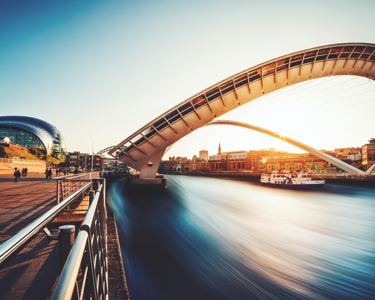 Арочный мост Миллениум город Гейтсхеде, Великобритания 