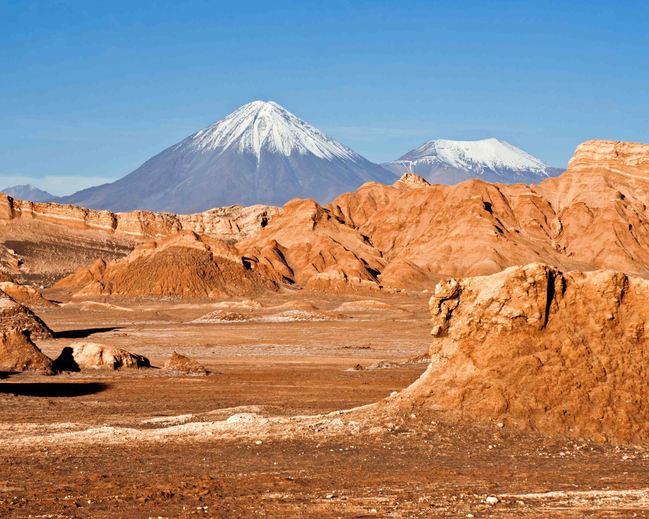 Пустыня Атакама и заснеженная вершина вулкана,  Чили 