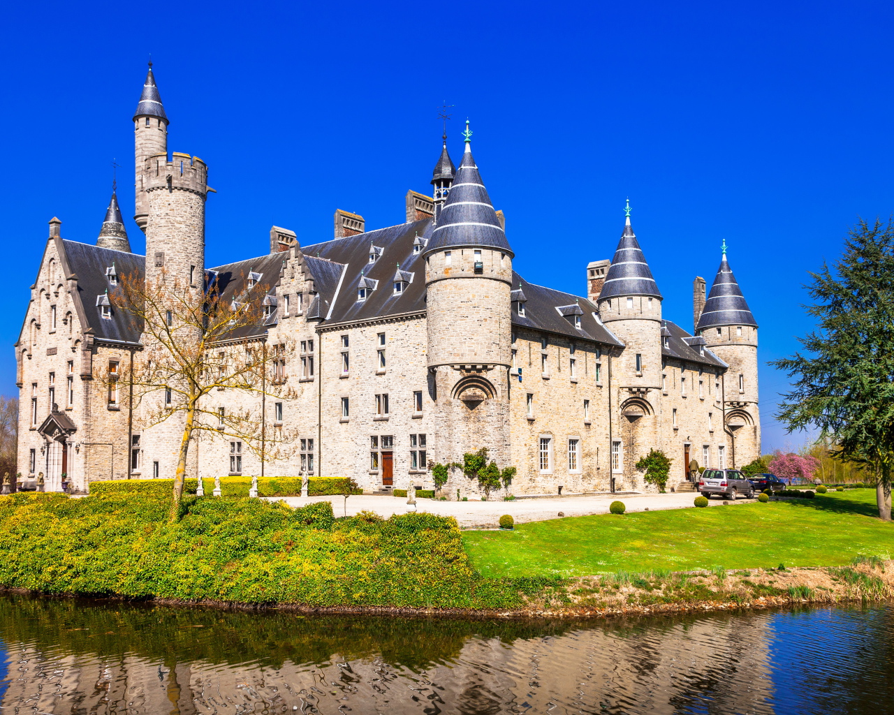 Замок в Борне у пруда, Бельгия 