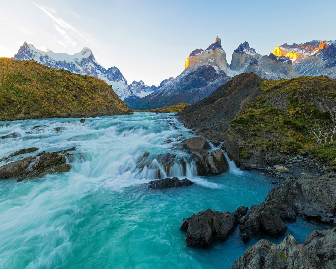 Чистая река в национальном парке Торрес-дель-Пайне, Чили 