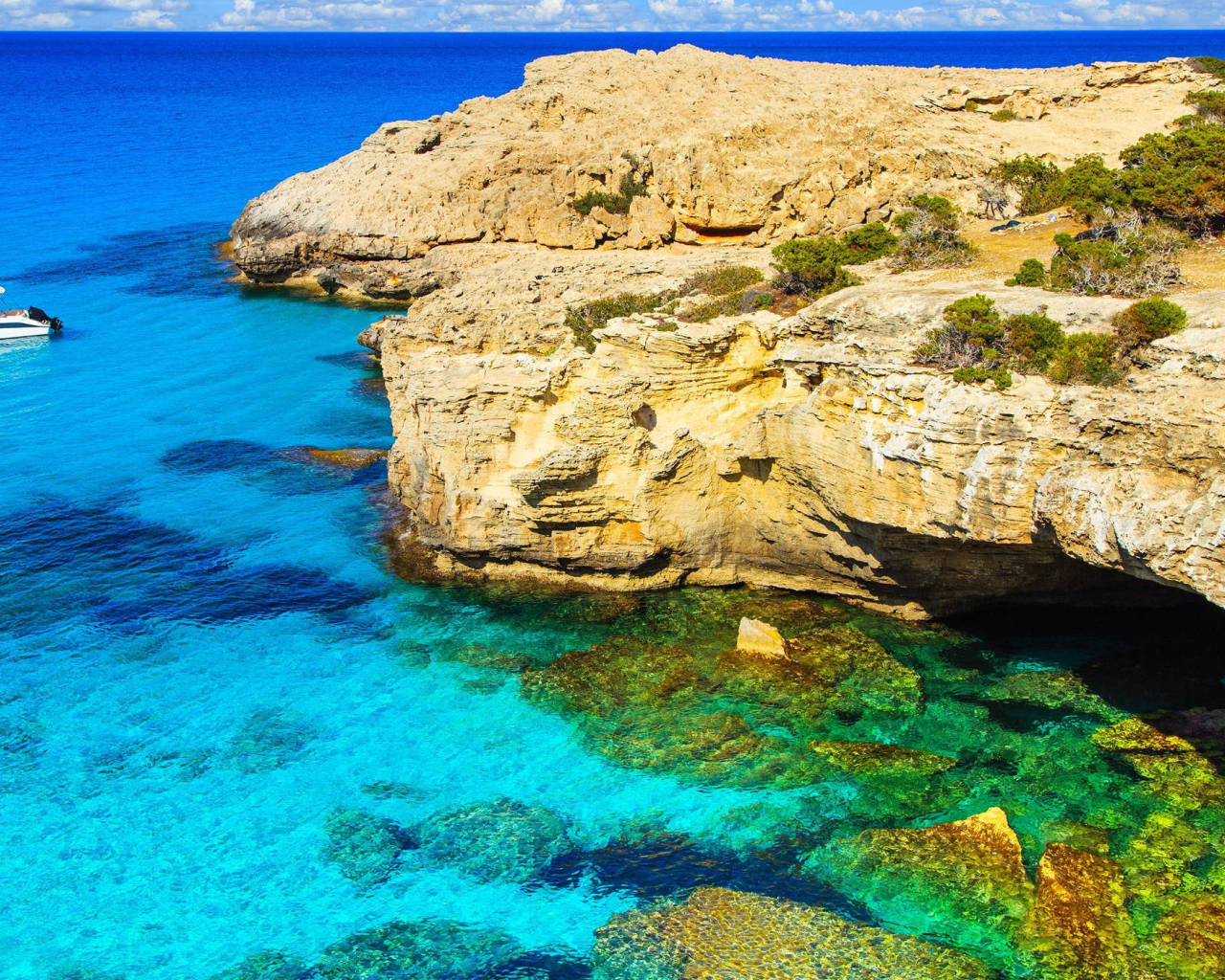 Кристальная вода и каменные пещеры мыса Греко,  Кипр 