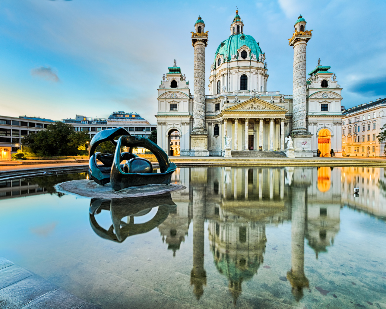 Фонтан у католической церкви Карлскирхе , Вена. Австрия