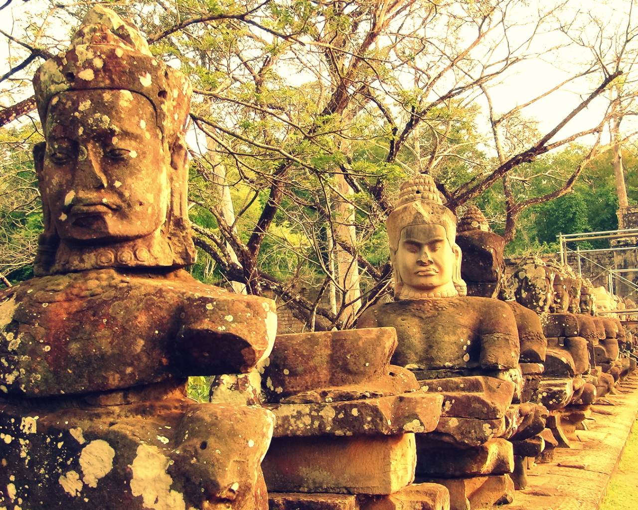 Индуистские статуи у храмового комплекса Ангкор  Ват 
