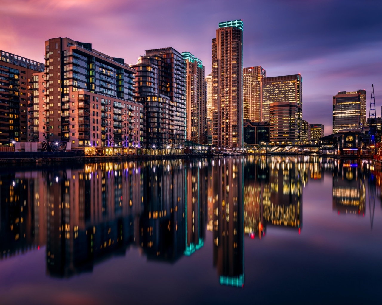 Ночные небоскребы Лондона отражаются в воде,  Великобритания 