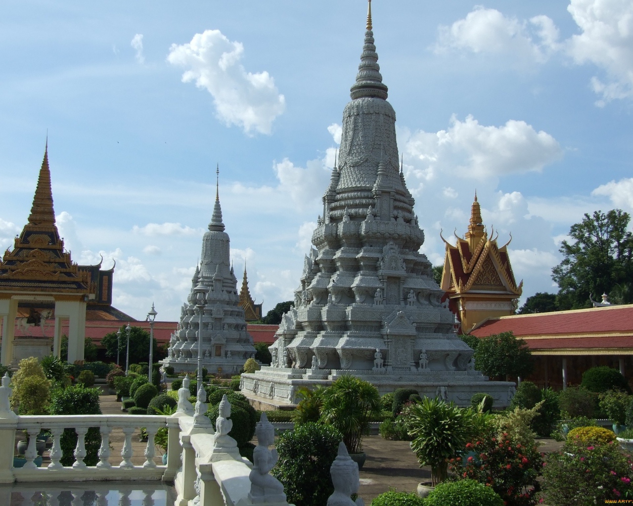 Одна из ступ на территории королевского дворца в городе Пномпень, Камбоджа 