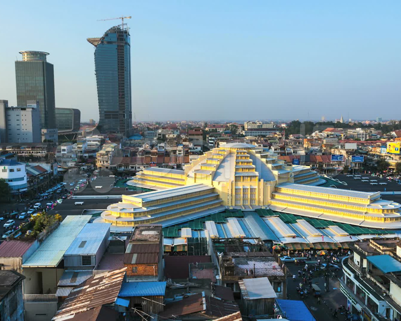 Город Пномпень столица Камбоджи  панорама города 