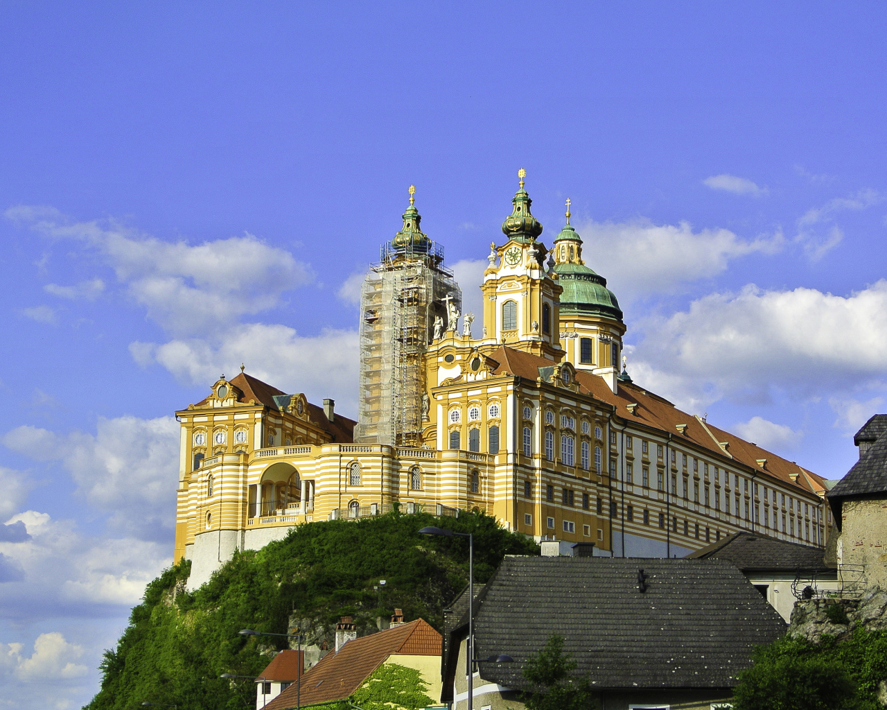 Живописный Бенедиктинский монастырь на фоне голубого неба, Мельк. Австрия
