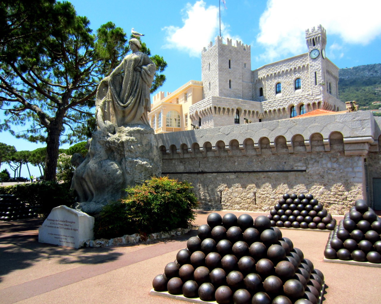 Статуя у княжеского дворца, Монако 