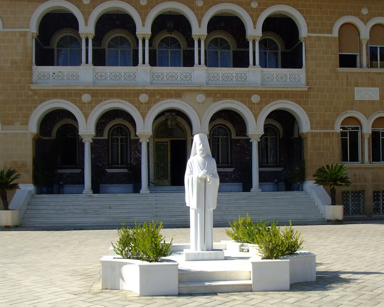 Статуя архиепископа Макариоса III, Никосия, Кипр  