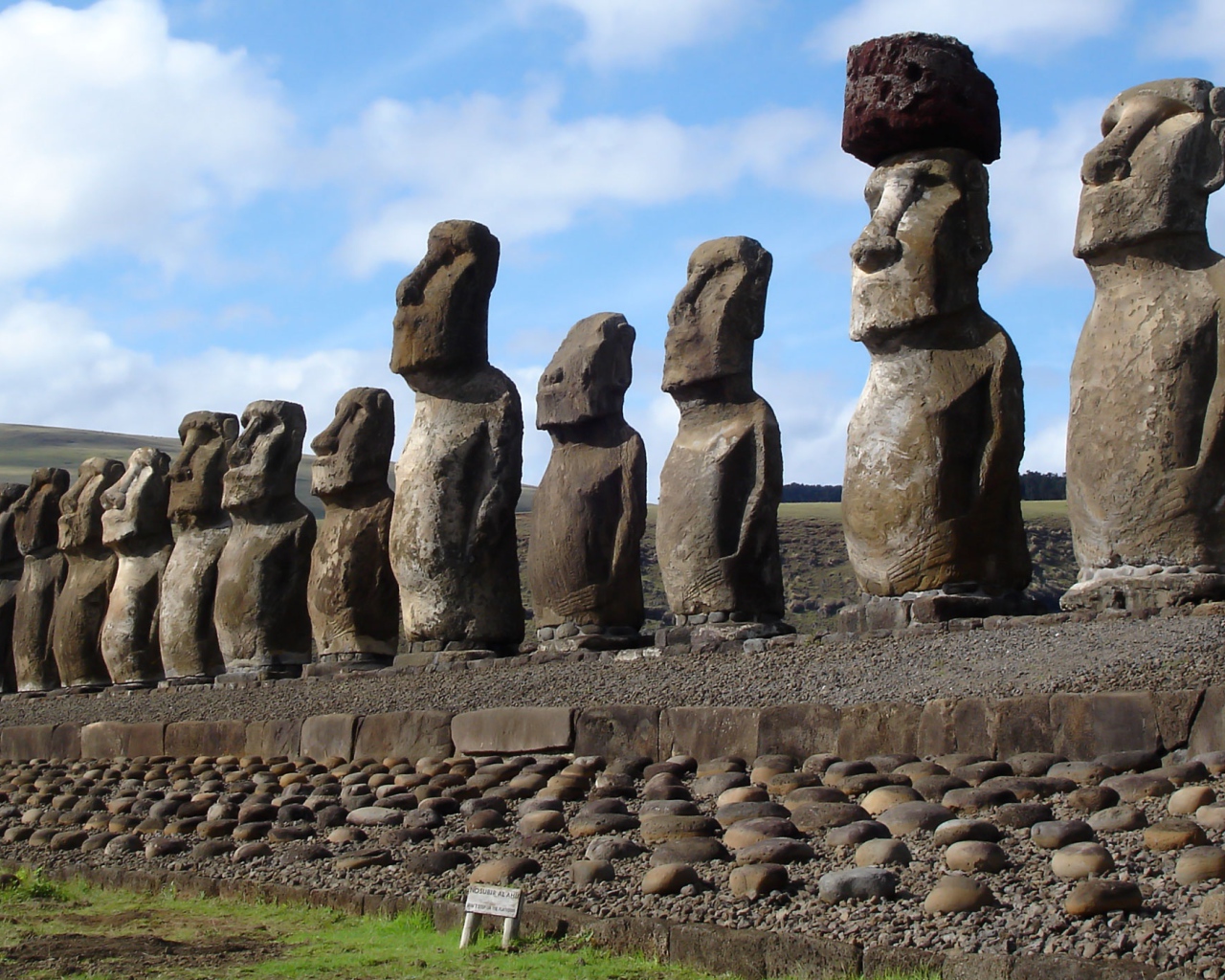 Каменные монолитные статуи Моаи, Чили 