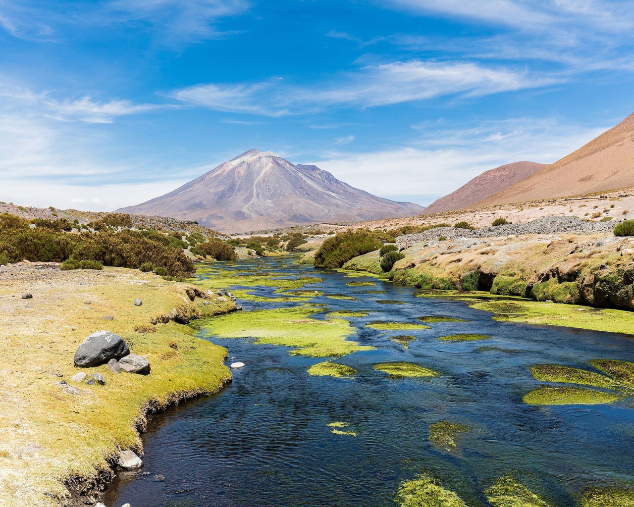 Cтратовулкан Панири и горная река на фоне голубого неба, Чили 