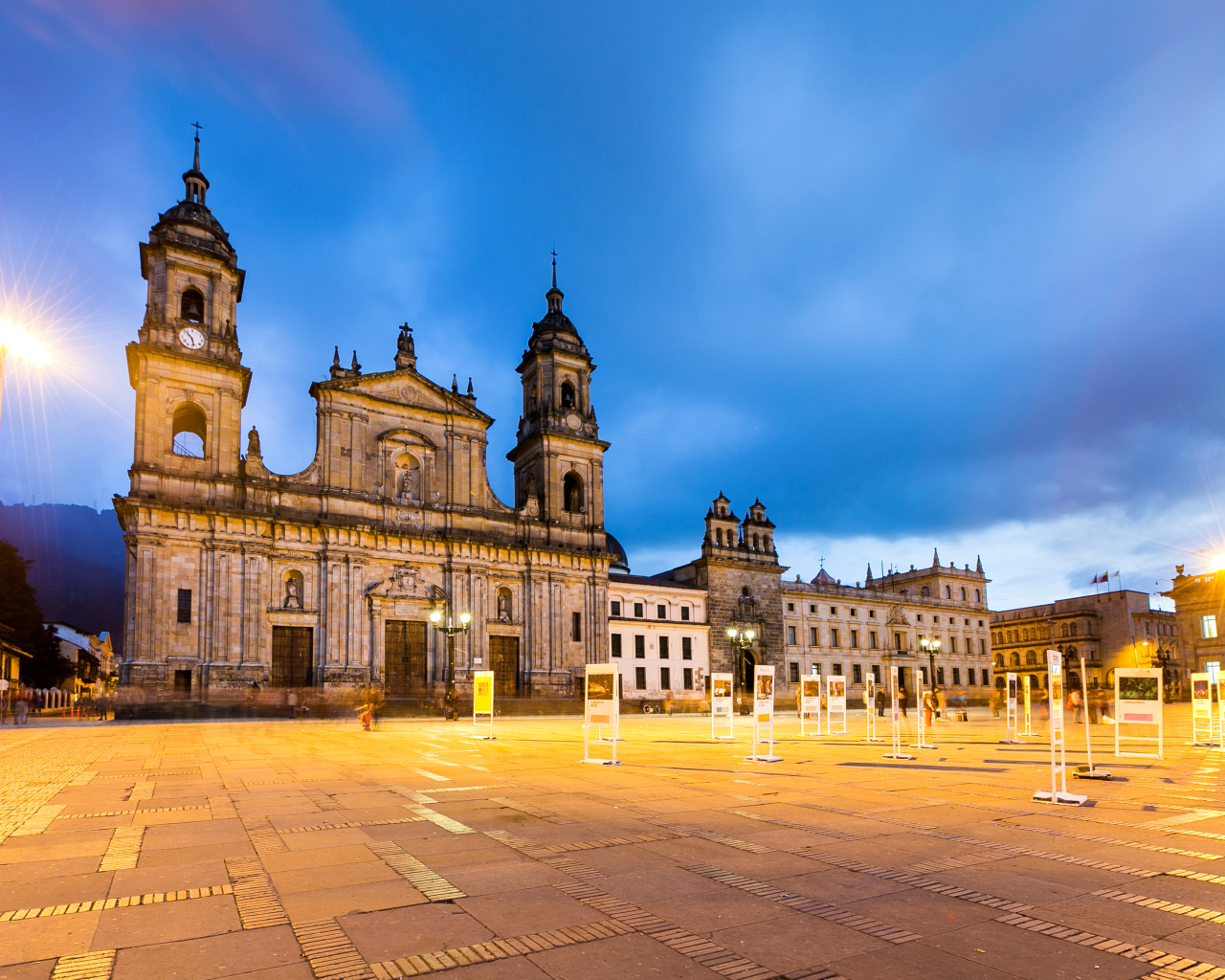 Храм на городской площади города Богота, Колумбия