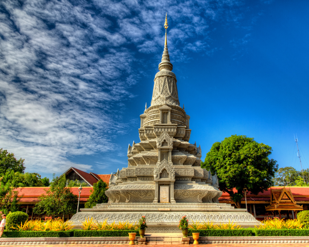 Храм Серебряная пагода на фоне голубого неба, Камбоджа 