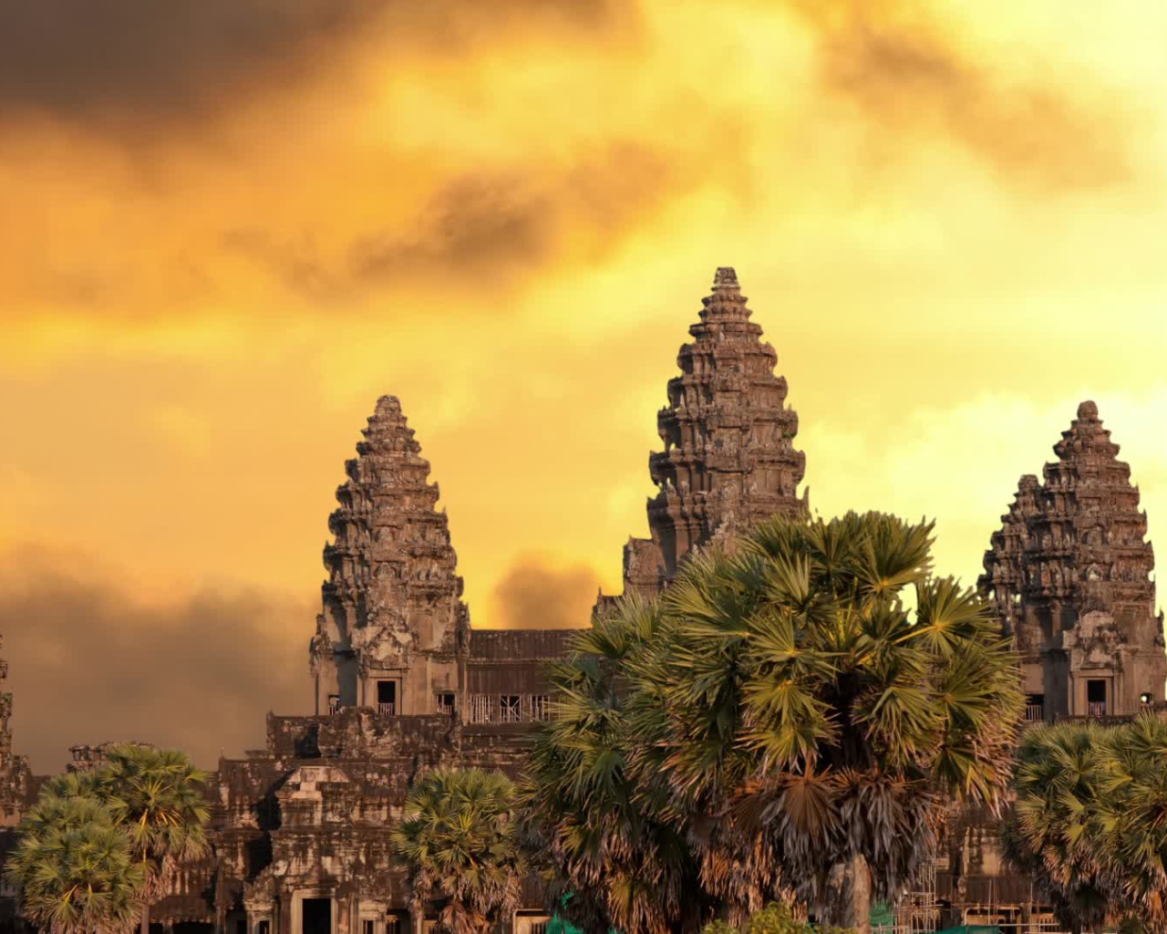 Древний храм Ангкор Ват башни на фоне заката 