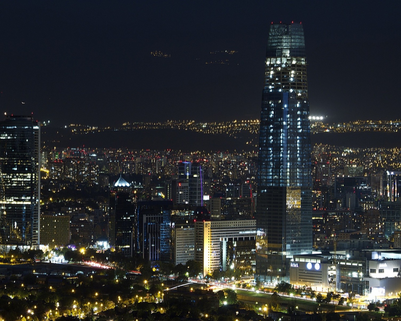 Огни небоскребов ночью, город Сантьяго Чили 