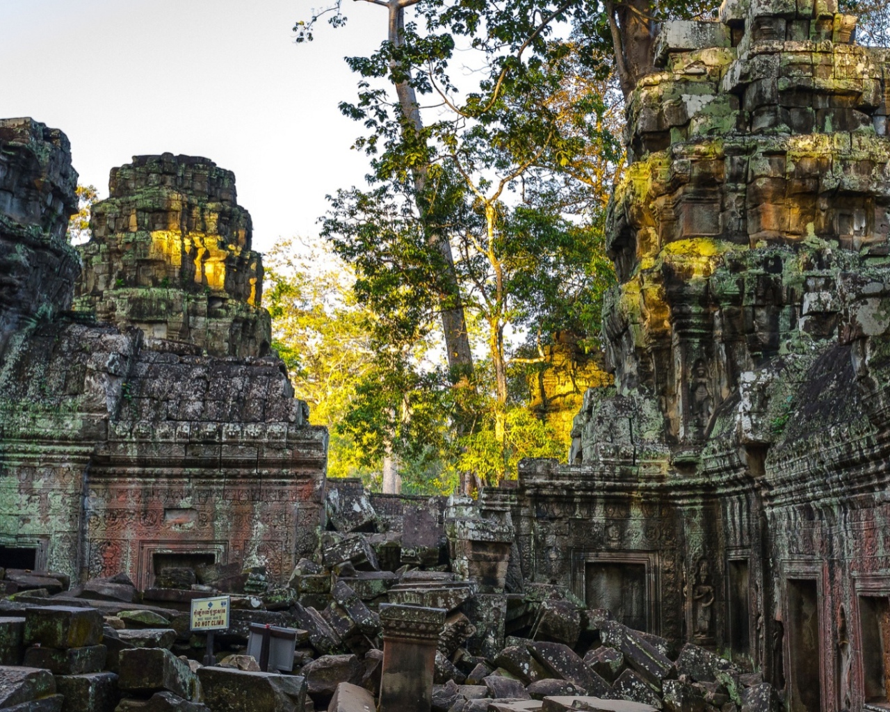 Развалины старинного храма Ангкор Ват 