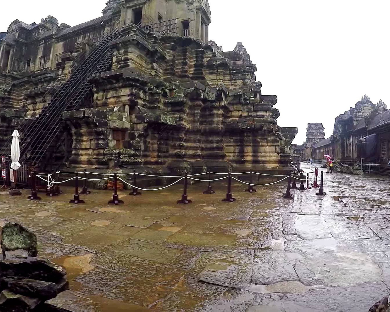 Храмовый комплекс Ангкор Ват Камбоджа после дождя 