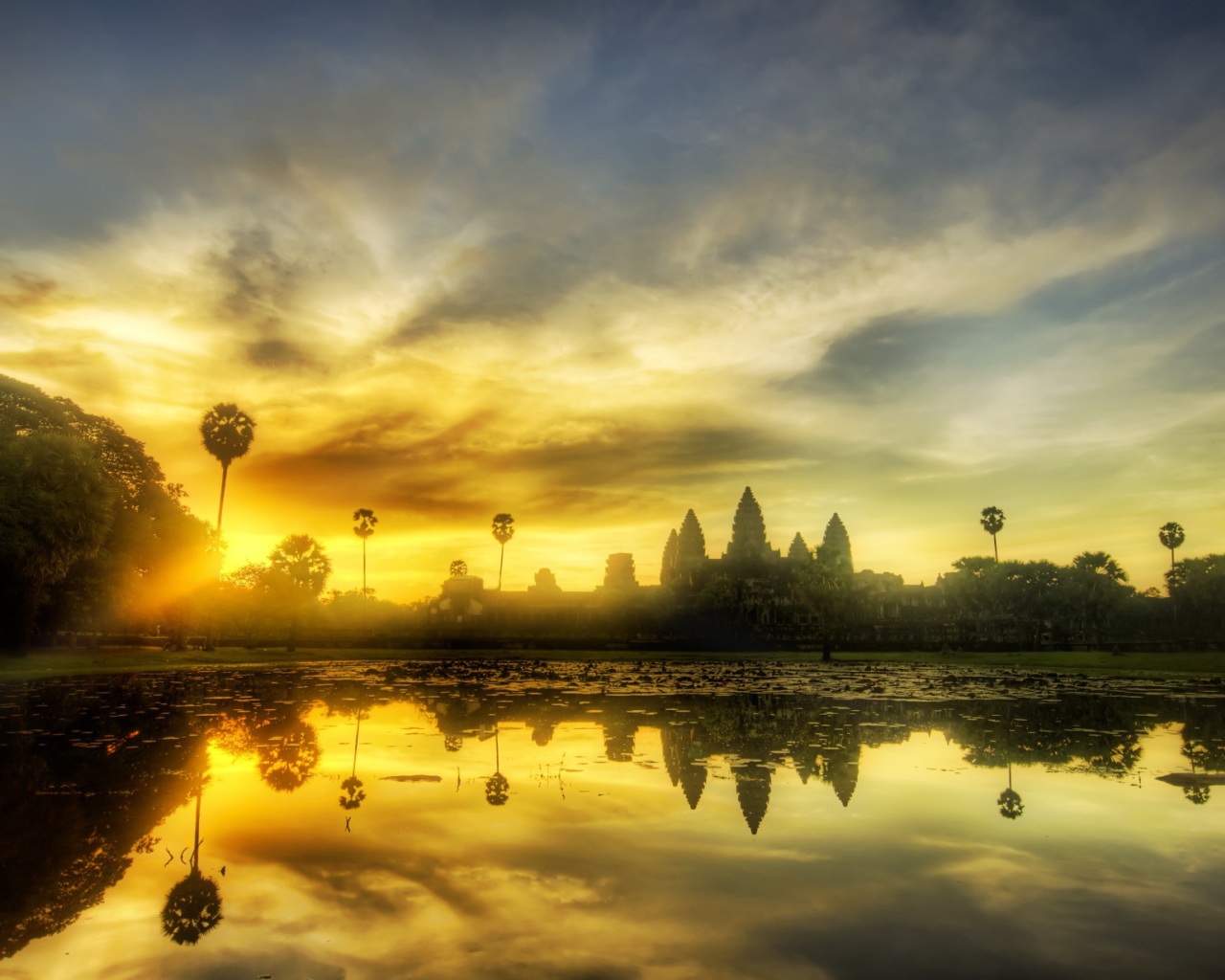 Храмовый комплекс Ангкор Ват на рассвете 