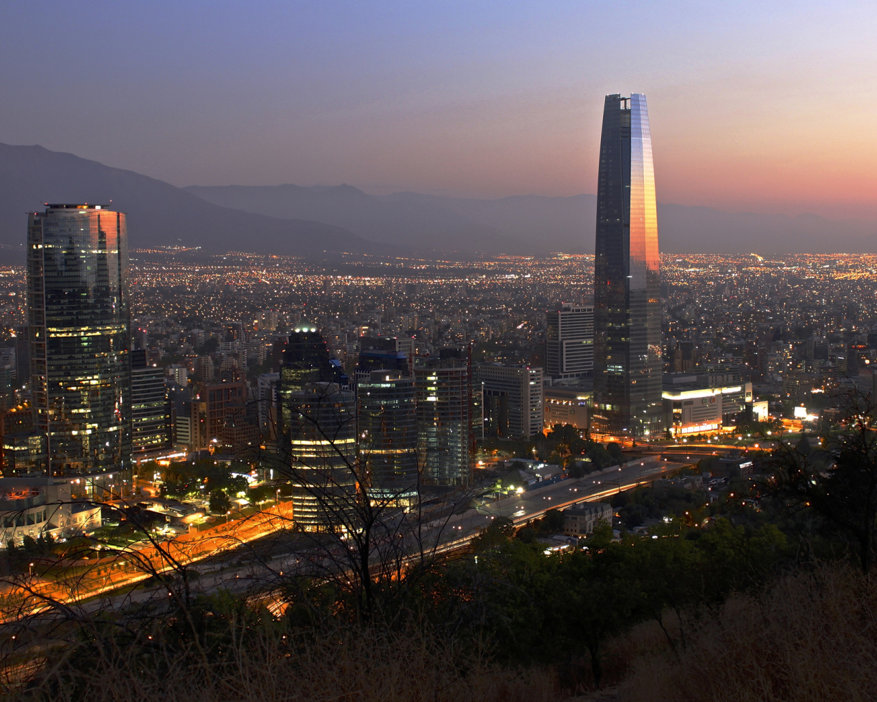 Вечерний город Сантьяго, Чили 