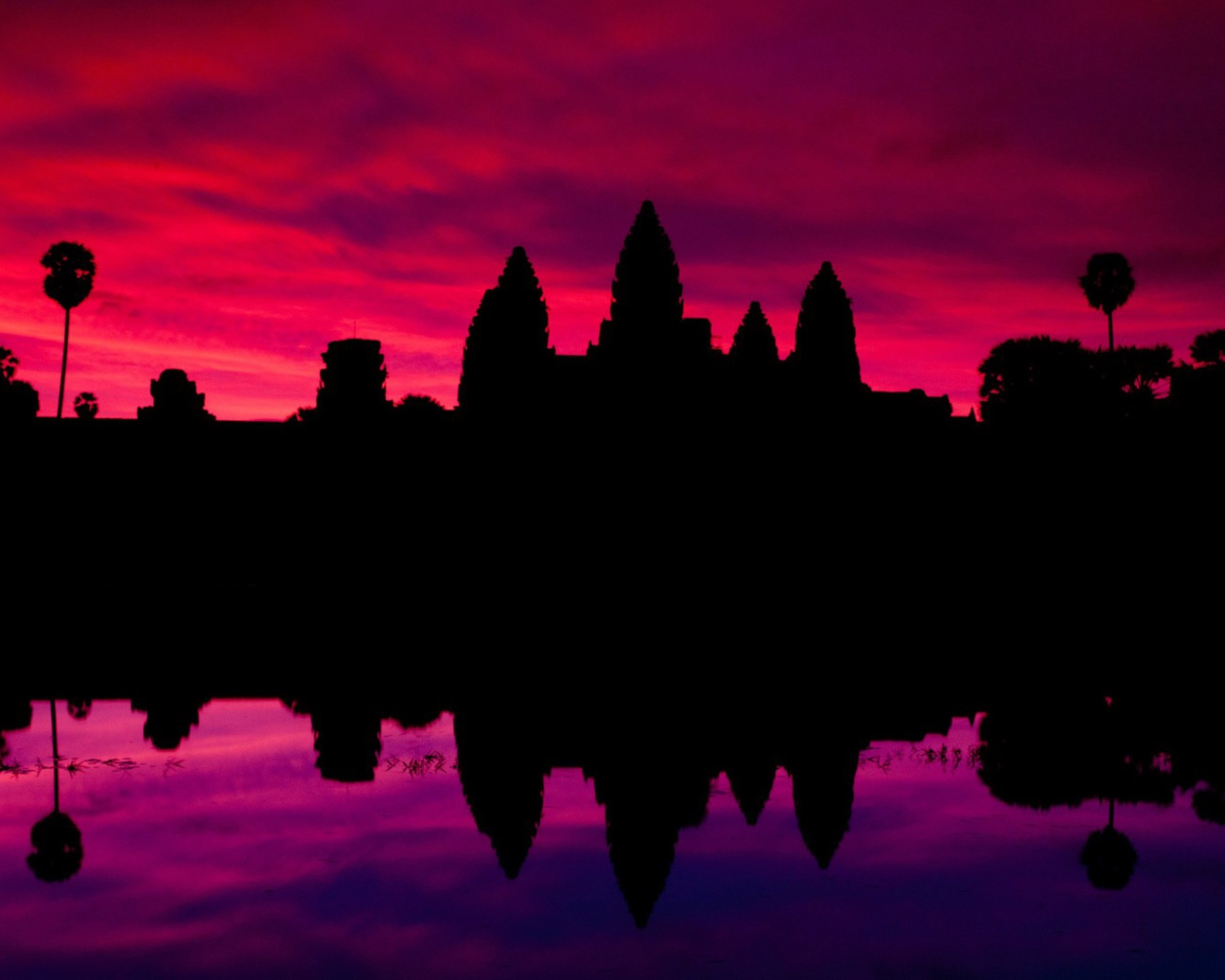 Башни храма Ангкор Ват на фоне закатного неба 