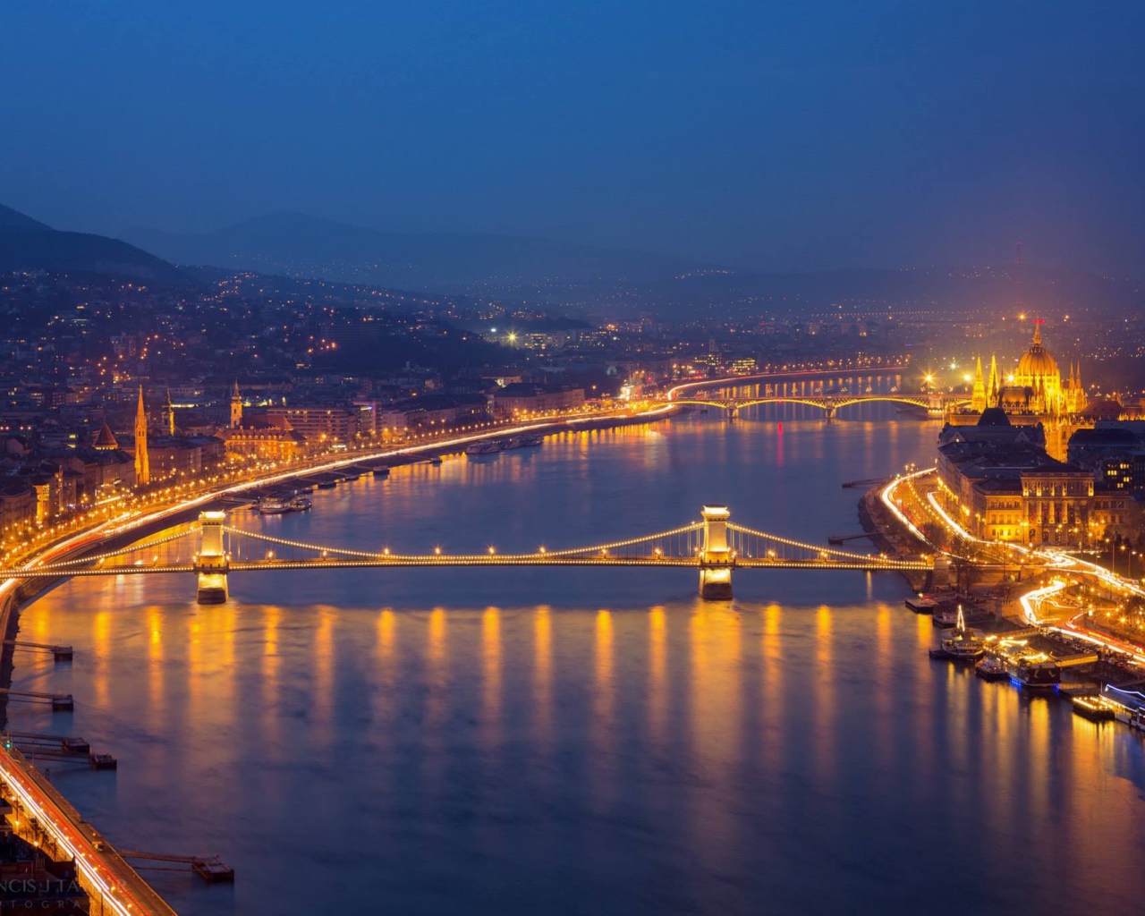 Вид на ночной город Будапешт и реку Дунай, Венгрия 
