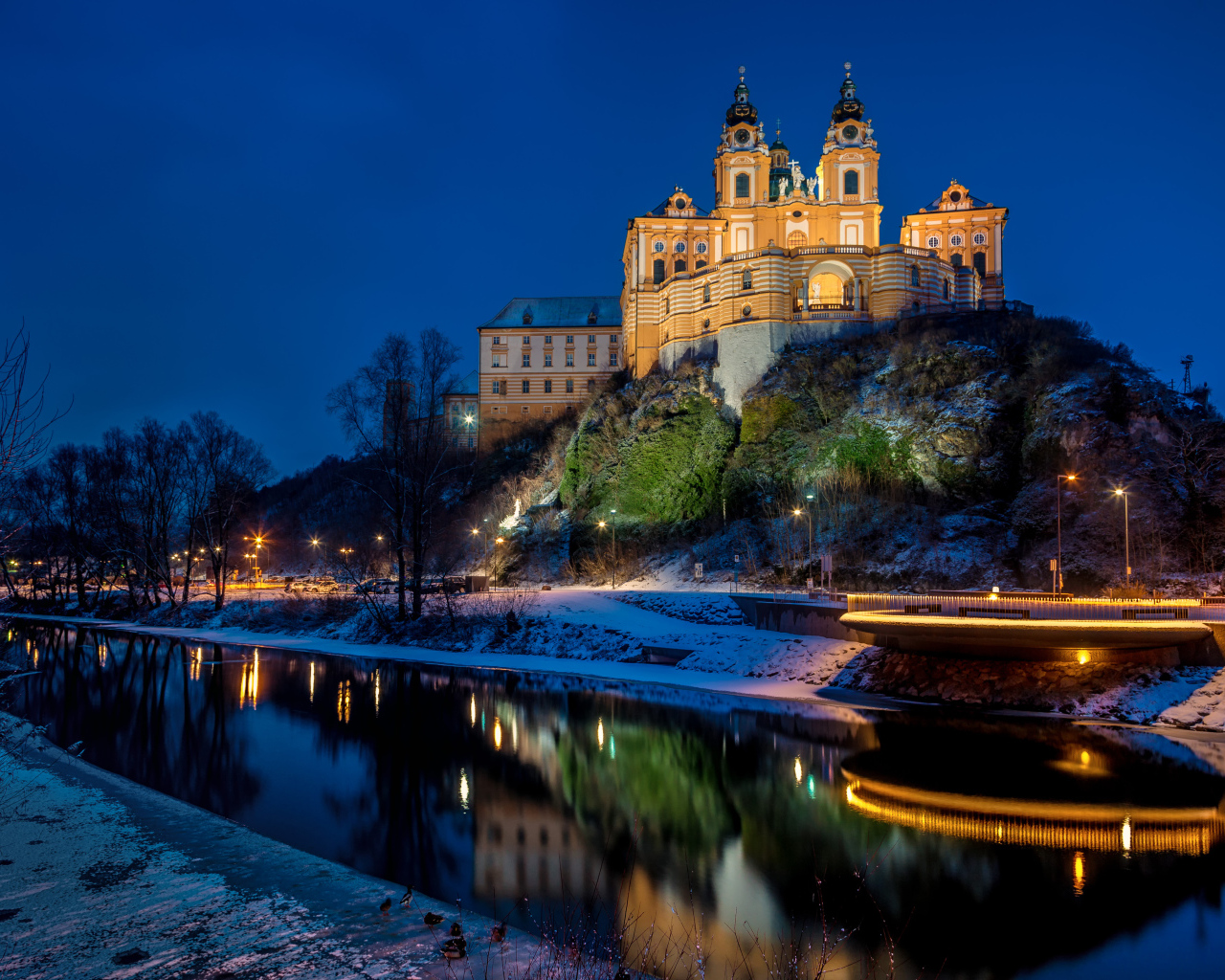 Бенедиктинский монастырь  у реки,  Мельк, Австрия 