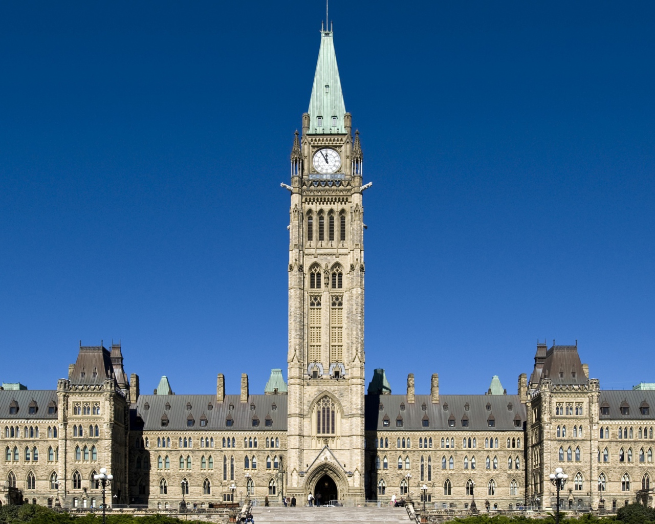 Старинное здание парламента под голубым небом, Канада