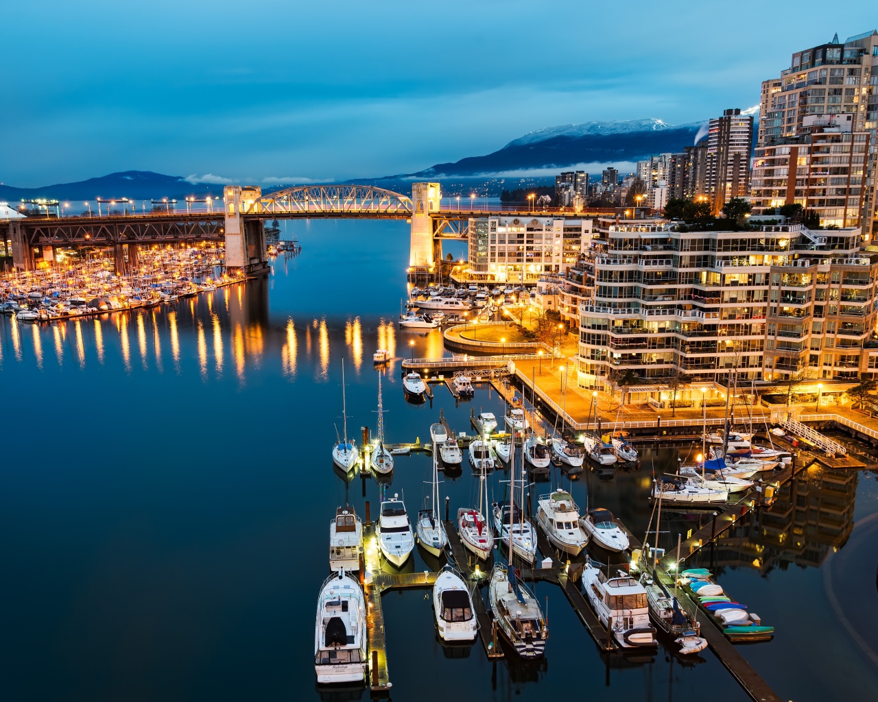 Лодки у причала на фоне ночных огней города Ванкувер, Канада