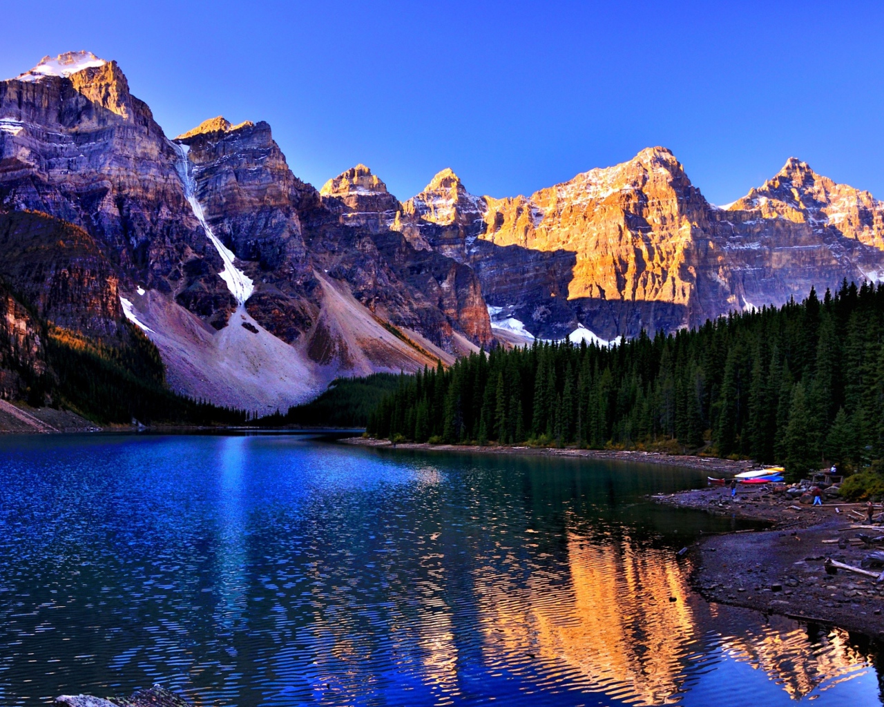 Озеро Луиз у гор в национальном парке Банф, Канада