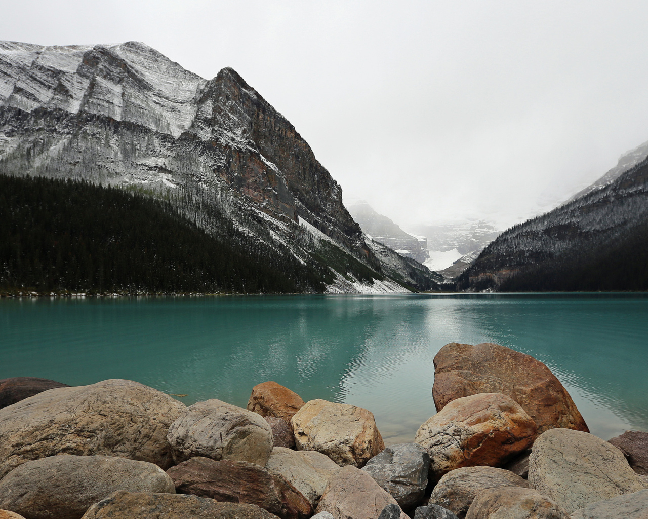Озеро в  национальном парке Кутеней, Канада 