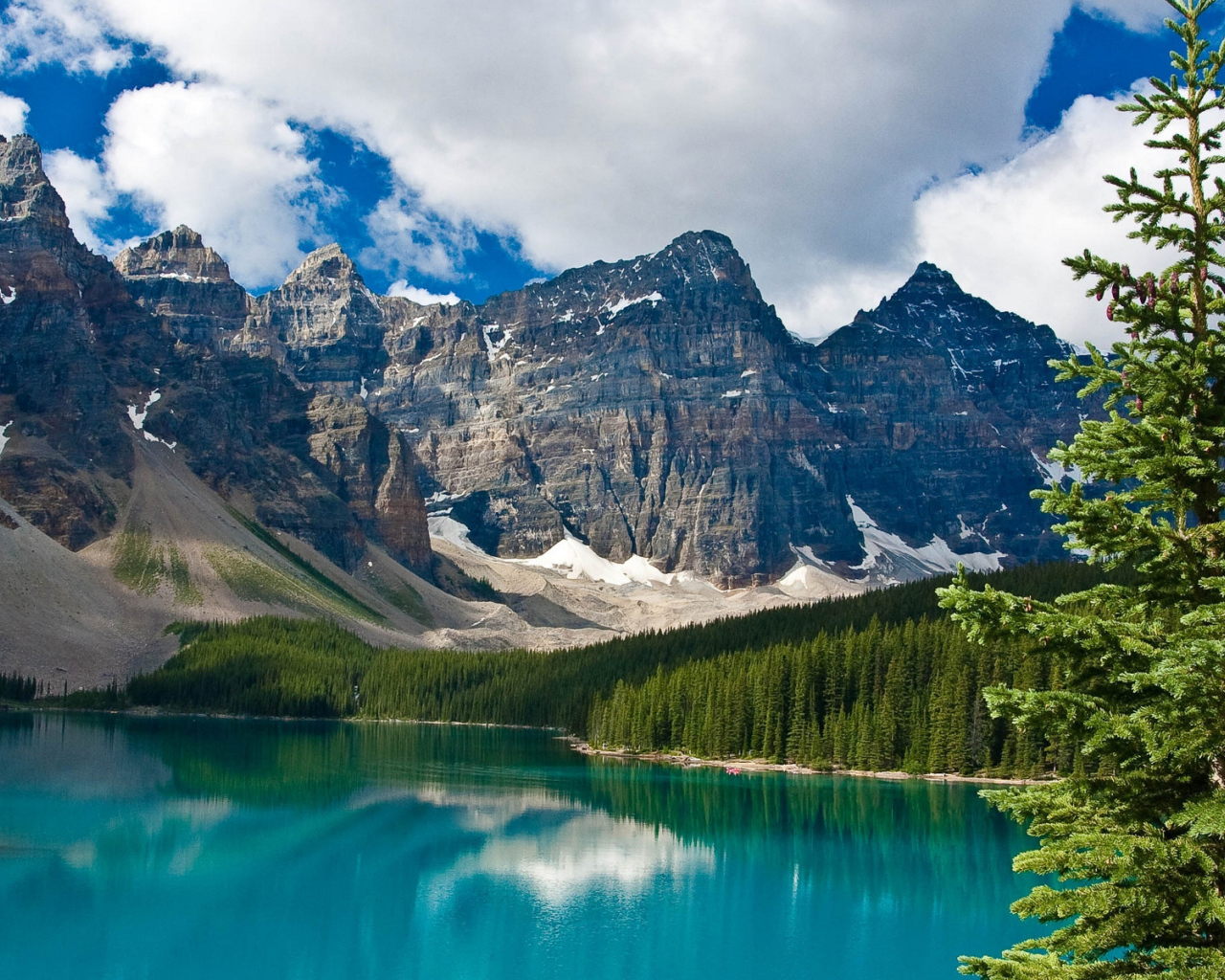 Горы у озера в национальном парке Джаспер, Канада