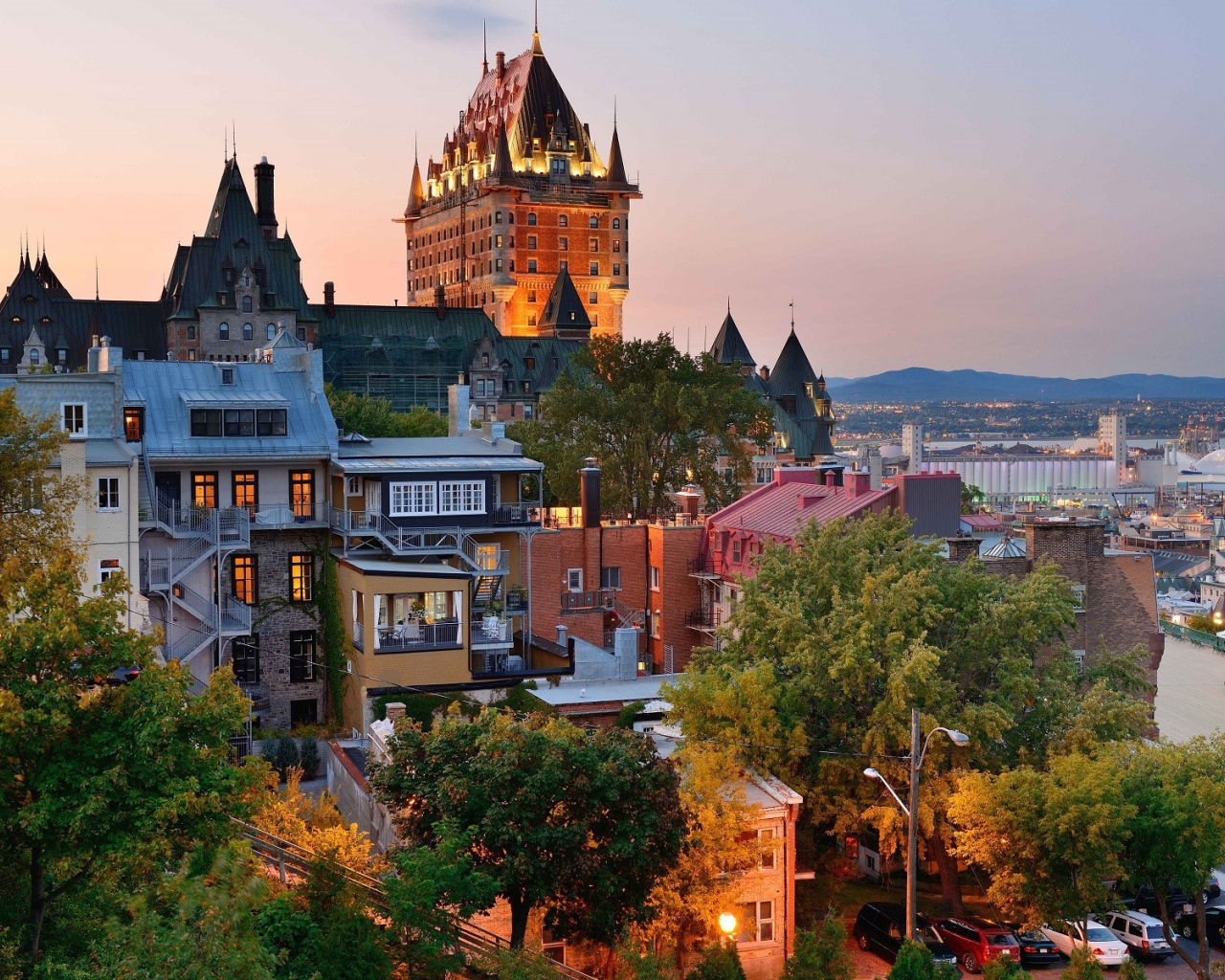 Красивый вид на провинциальный город Квебек,  Канада 