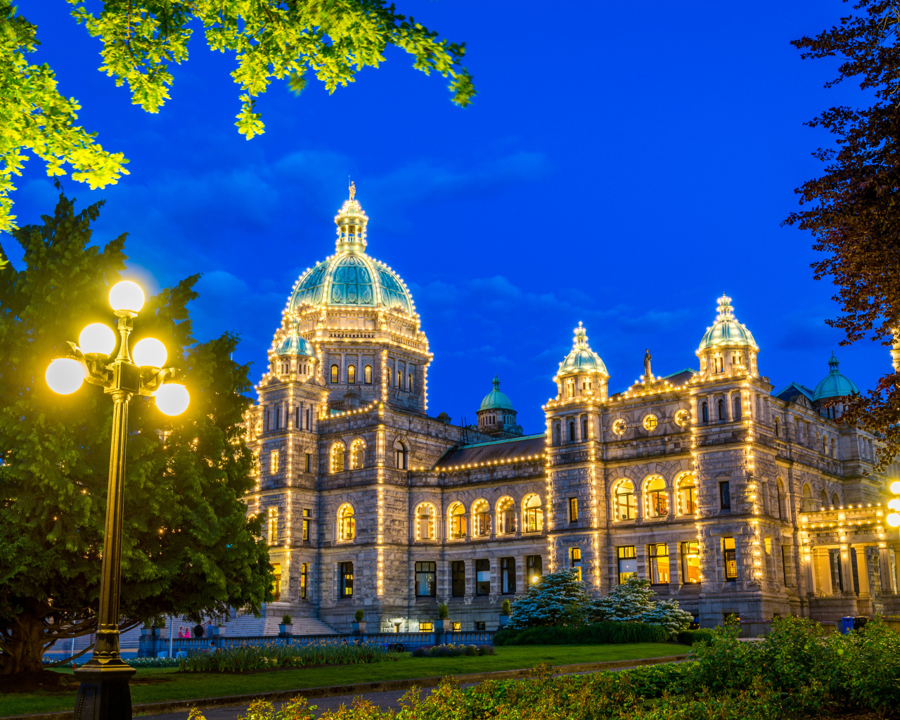 Парламент Британской Колумбии в гирляндах, Ванкувер. Канада