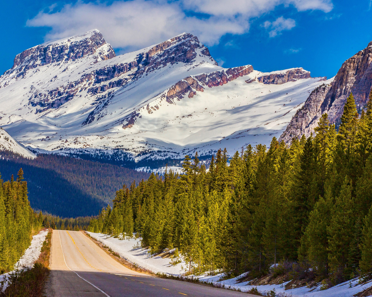 Дорога на фоне заснеженных гор, национальный парк Банф, Канада 