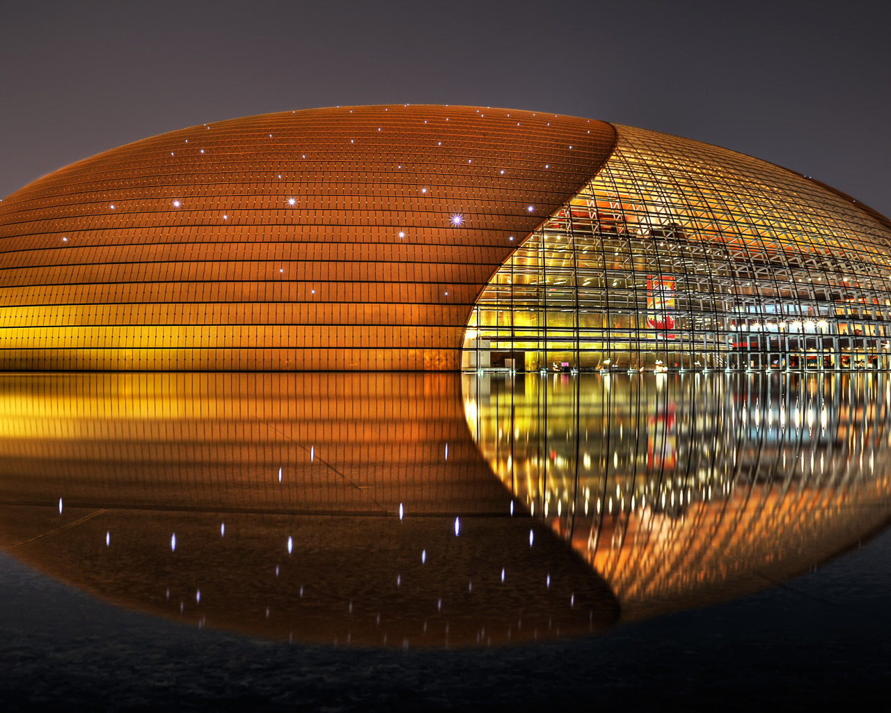 Необычное красивое здание Национальный Центр Искусств. Пекин, Китай 