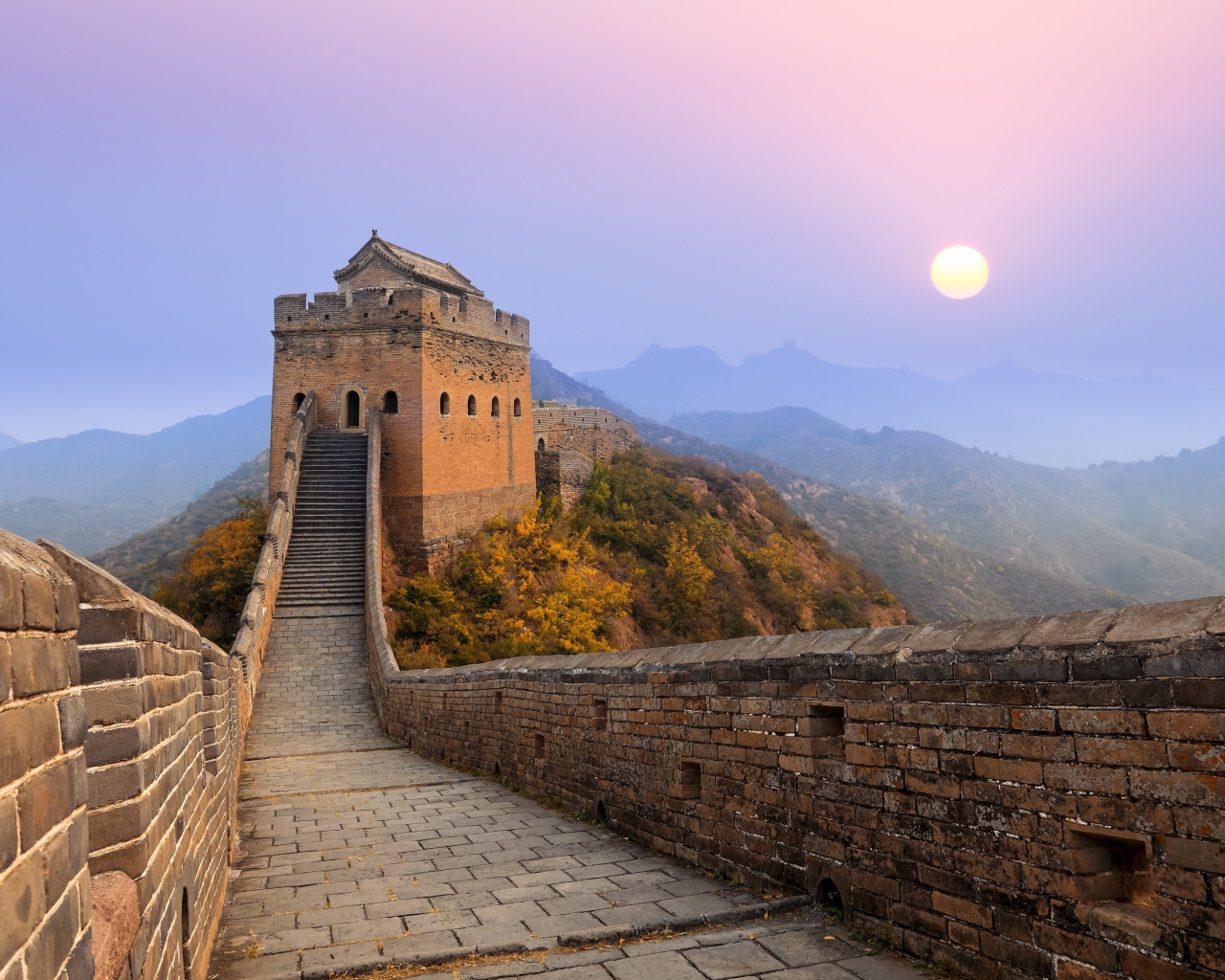 Великая китайская стена на восходе солнца 