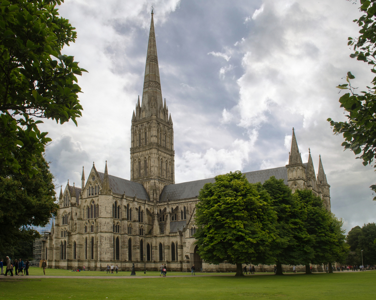 Старинный Солсберийский собор на фоне неба, Англия
