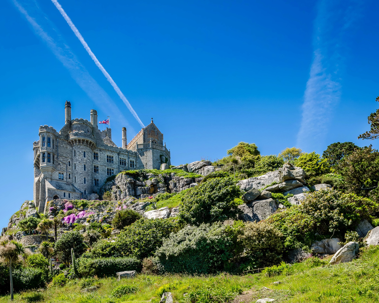 Замок St Michael's Mount на фоне голубого неба, Англия 
