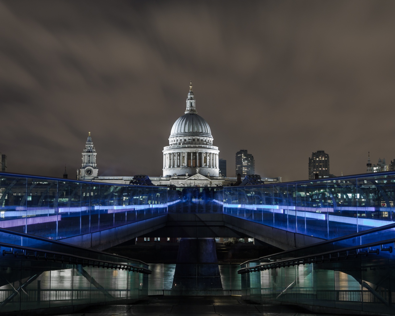 Мост Миллениум с подсветкой, Лондон. Англия 