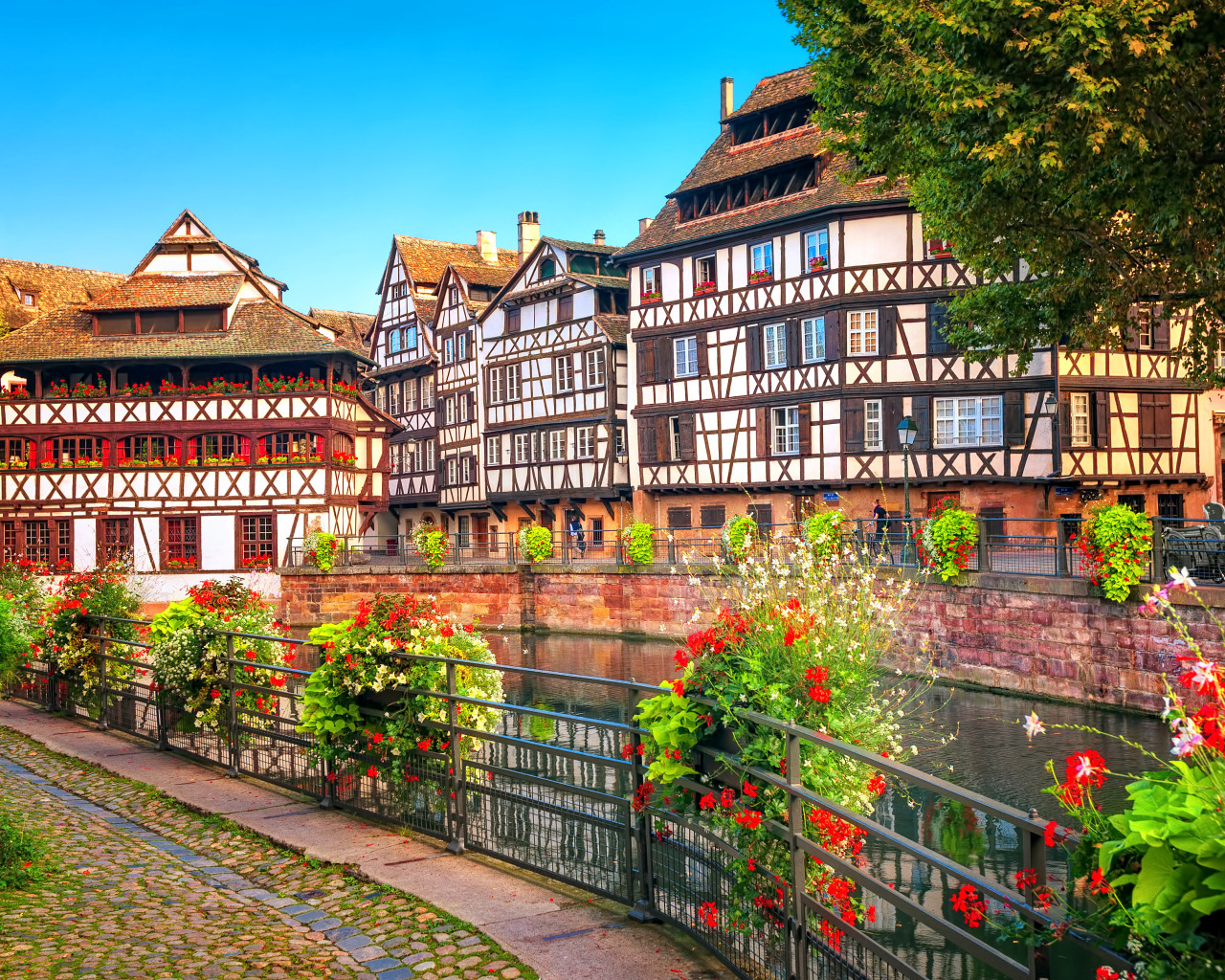 Красивые дома у реки в городе Страсбург, Франция