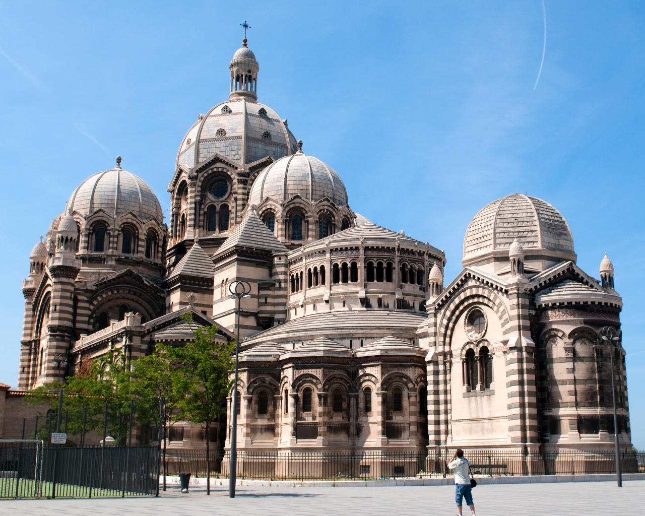 Кафедральный собор Марселя под голубым небом, Франция