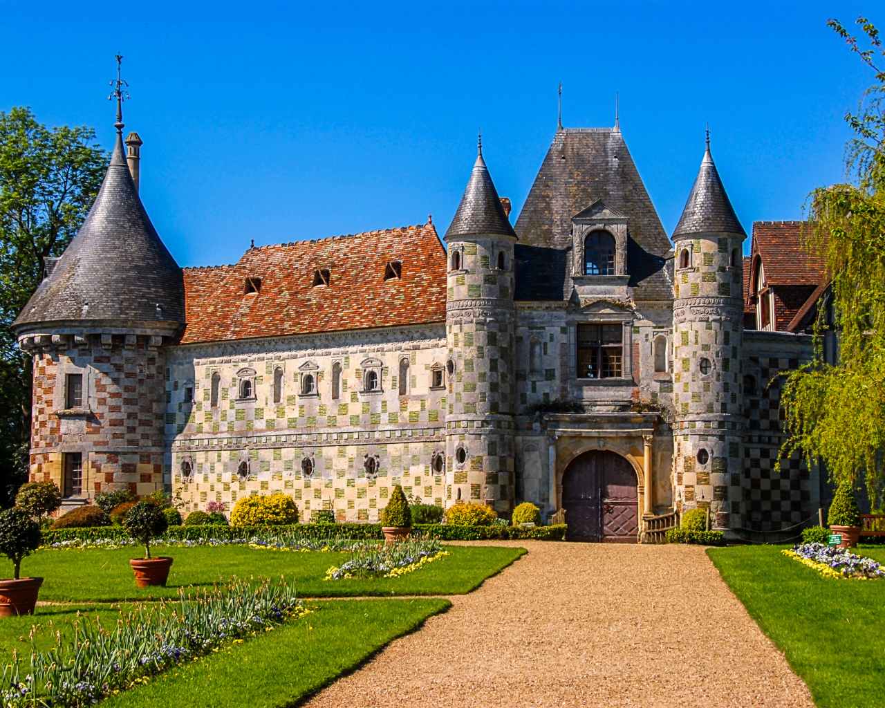 Замок Chateau de St Germain de Livet с зеленым газоном, Франция