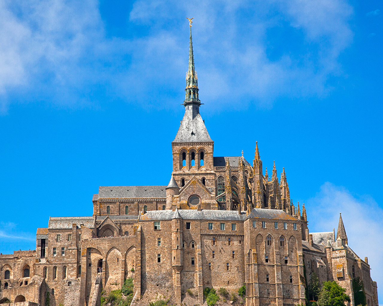 Остров крепость Мон-Сен-Мишель на фоне голубого неба, Франция