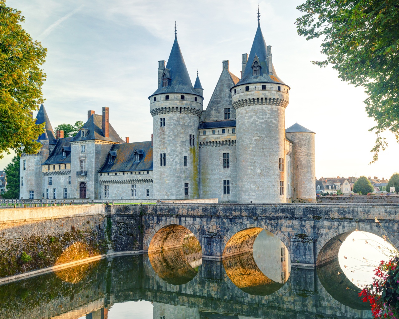 Средневековый замок Сюлли-сюр-Луар, Франция 