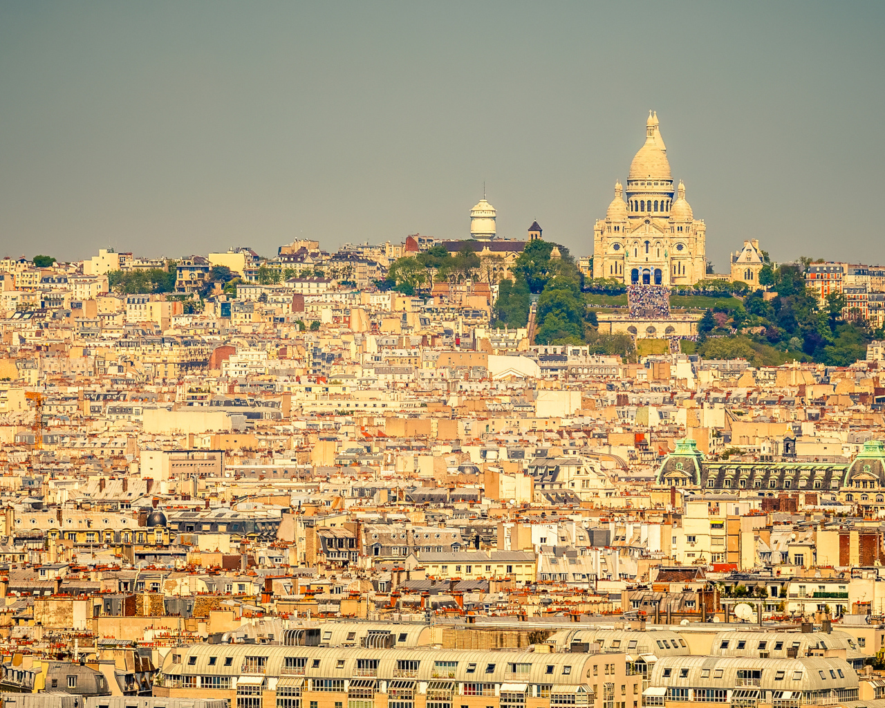 Панорама города Париж, католический храм Базилика Сакре-Кёр, Франция 